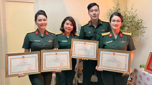 Lương Nguyệt Anh (ngoài cùng bên trái) cùng các đồng nghiệp cũng được nhận bằng khen dịp này. (Ảnh: NVCC)