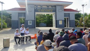 Cán bộ Trung tâm Dịch vụ hậu cần kỹ thuật Trường Sa tuyên truyền, phổ biến cho ngư dân về Chỉ thị 45 và về hoạt động của các âu tàu, làng chài trên quần đảo Trường Sa.