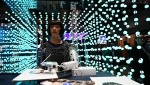 Họa sĩ robot Ai-Da vẽ tranh tại Hội nghị thượng đỉnh toàn cầu Trí tuệ nhân tạo tại Geneva, Thụy Sĩ, ngày 30/5/2024. (Ảnh: THX/TTXVN)