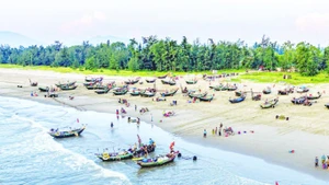 Về với du lịch biển Hà Tĩnh, du khách sẽ được khám phá, trải nghiệm "một ngày làm ngư dân" cùng các tổ du lịch cộng đồng. (Ảnh ĐẬU HÀ)