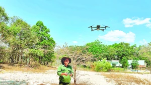 Nhân viên Khu bảo tồn thiên nhiên Tà Kóu bay flycam kiểm tra công tác phòng, chống cháy rừng.