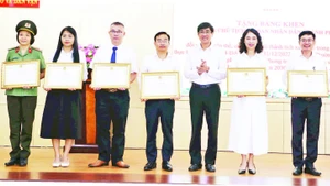 Lãnh đạo thành phố Đà Nẵng trao thưởng các tập thể có thành tích xuất sắc trong triển khai thực hiện Đề án. (Ảnh XUÂN HẬU)