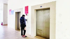 Một thang máy tại tòa nhà CT1-B hư hỏng.