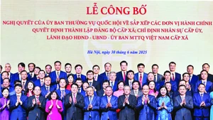Lãnh đạo Đảng, Nhà nước và Thành ủy Hà Nội chúc mừng các đồng chí cán bộ chủ chốt các xã, phường mới tại Hà Nội.