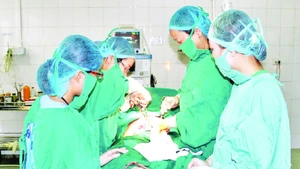 Nhờ tham gia Dự án 585, nhiều bác sĩ ở vùng cao Nghệ An tự tin mổ cấp cứu các ca bệnh khó, giảm áp lực chuyển lên tuyến trên.