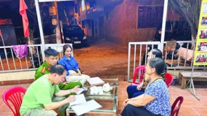 Công an Hà Nội hướng dẫn người dân cài đặt VNeID trên điện thoại.