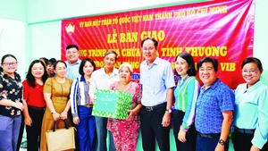 Mặt trận Tổ quốc Thành phố Hồ Chí Minh bàn giao công trình sửa chữa nhà tình thương cho gia đình có hoàn cảnh khó khăn trên địa bàn.