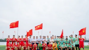 Các cầu thủ FC Trung tâm Phát thanh-Truyền hình Quân đội-Liên đoàn báo chí Thái Lan chụp hình lưu niệm với lãnh đạo ban tổ chức giải Press Cup 2025.