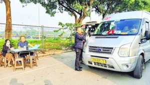 Lực lượng chức năng kiểm tra các điều kiện bảo đảm an toàn của xe đưa đón học sinh.