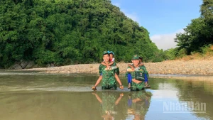 Chiến sĩ Đồn Biên phòng Hướng Lập cõng các em học sinh đến trường kịp giờ khai giảng năm học mới 2025-2026.