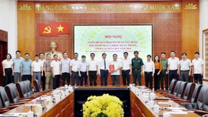Đại diện Bộ Xây dựng trao quyết định Quy hoạch chung xây dựng Khu kinh tế cửa khẩu Ma Lù Thàng đến năm 2045 cho tỉnh Lai Châu.