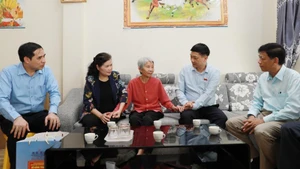 Phó Chủ tịch Quốc hội Vũ Hồng Thanh cùng đoàn công tác thăm hỏi, động viên các gia đình chính sách tại Lai Châu.