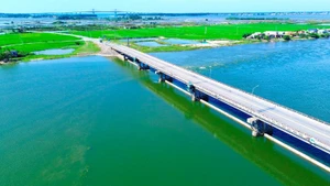 Đập Thảo Long ngăn mặn giữ ngọt cho vùng hạ lưu sông Hương.