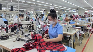 May quần áo xuất khẩu tại Nhà máy may Hòa Thọ (Quảng Ngãi).