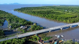 Tuyến cao tốc Cà Mau-Đất Mũi chạy song song với tuyến đường Hồ Chí Minh về Mũi Cà Mau. (Ảnh: HỮU TÙNG)