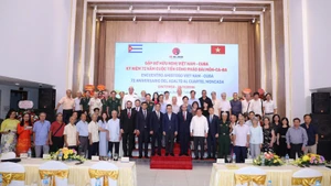 Đông đảo đại biểu chụp ảnh lưu niệm tại sự kiện. 