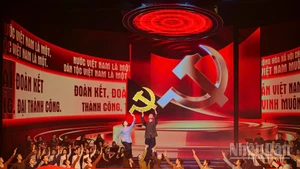 Một tiết mục trong chương trình nghệ thuật chính luận “Mãi mãi niềm tin theo Đảng”. (Ảnh: BẢO LONG)