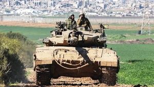 Xe tăng Israel tại biên giới với Dải Gaza. Ảnh: REUTERS
