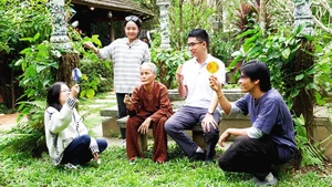 Anh Tuấn (thứ hai từ phải qua), đang hỗ trợ truyền thông cho sản phẩm trống Lùng Tung. Ảnh: NVCC