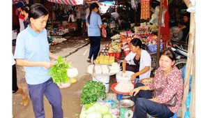 Việc tăng lương tối thiểu có tác động thật sự tích cực đến đời sống người lao động. Ảnh: BẮC SƠN
