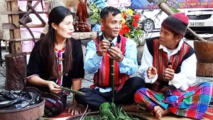 Ông Pả La Ham (ngồi giữa) tham gia hoạt động văn hóa ở địa phương.