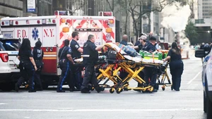 Lực lượng chức năng tại khu phố xảy ra vụ xả súng. Ảnh: GETTY