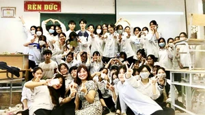Cô Quỳnh và các học sinh của mình.