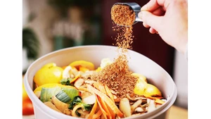 Nhiều người nội trợ tại Hà Nội đã thực hiện phương pháp xử lý rác thải Bokashi.