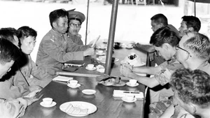 Ban liên hợp quân sự bốn bên họp bàn thể thức trao trả. Ảnh tư liệu TTXVN 