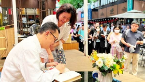 Hàng dài người hâm mộ đợi NSƯT Hữu Châu ký tặng sách trong chương trình ra mắt.