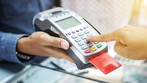 Nghị định 70 được ban hành, trong đó yêu cầu hộ kinh doanh có doanh thu từ 1 tỷ đồng trở lên sử dụng hóa đơn điện tử từ máy tính tiền kết nối với cơ quan thuế. 