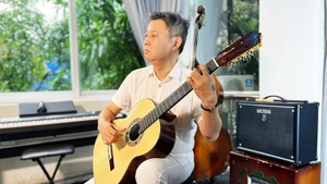 Nghệ sĩ guitar Lê Hùng Phong vẫn miệt mài với các dự án cộng đồng. Ảnh: NVCC