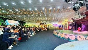 Nhà hát múa rối Việt Nam biểu diễn tại Triển lãm Quốc phòng quốc tế Việt Nam 2024. Ảnh: THỤY PHƯƠNG
