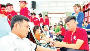 Phong trào hiến máu tình nguyện được lan tỏa rộng khắp ở Vĩnh Long. (Ảnh BÁ DŨNG)