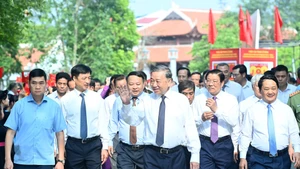 Tổng Bí thư Tô Lâm và Đoàn công tác Trung ương đến dự Ngày hội toàn dân bảo vệ an ninh Tổ quốc năm 2025 và Lễ khánh thành Tượng đài “Bác Hồ ở Tân Trào”. (Ảnh: ĐĂNG KHOA)