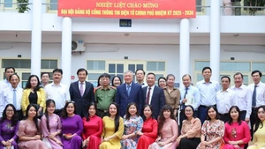 Phó Thủ tướng Thường trực Chính phủ Nguyễn Hòa Bình; Bộ trưởng, Chủ nhiệm Văn phòng Chính phủ Trần Văn Sơn; Thứ trưởng Thường trực Bộ Văn hóa, Thể thao và Du lịch Lê Hải Bình, lãnh đạo các vụ, cục thuộc Văn phòng Chính phủ cùng các đại biểu và đội ngũ cán bộ, phóng viên, biên tập viên, người lao động của Cổng Thông tin điện tử Chính phủ. Ảnh: VGP/Nhật Bắc
