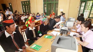 Ngân hàng Chính sách xã hội cho các đối tượng chính sách vay vốn. Ảnh: HỒNG ANH