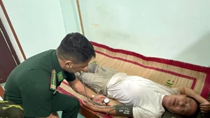 Sau khi được đưa vào đảo Lý Sơn an toàn, các ngư dân đi trên tàu cá NA 94031TS bị nạn trên biển được lực lượng quân y Biên phòng tỉnh Quảng Ngãi thăm khám sức khỏe.