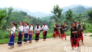 Phụ nữ người người Co huyện Trà Bồng trình diễn nghệ thuật múa Cà Đáo.