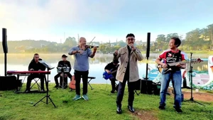 Nhóm nhạc thường biểu diễn bên hồ Xuân Hương, trung tâm tỉnh Lâm Đồng vào thời điểm sáng sớm. (Ảnh minh họa)