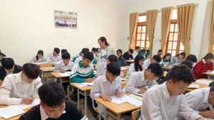 Giờ ôn tập của học sinh lớp 12 Trường trung học cơ sở và trung học phổ thông Chiềng Sơn (thị xã Mộc Châu, Sơn La).