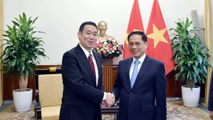 Phó Thủ tướng, Bộ trưởng Ngoại giao Bùi Thanh Sơn tiếp Đoàn đại biểu Đảng Cộng sản Nhật Bản, do đồng chí Tanaka Yu, Phó Chủ tịch Đoàn Chủ tịch dẫn đầu. (Ảnh: QUANG HÒA/Thế giới & Việt Nam)