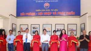 Khai mạc triển lãm ảnh báo chí “Hải Phòng hội nhập và phát triển”.