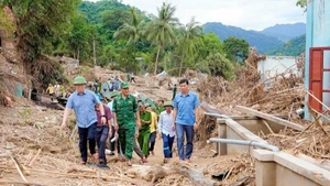 Bí thư Tỉnh ủy Nghệ An Nguyễn Đức Trung (đi đầu, bên trái) kiểm tra, chỉ đạo khắc phục hậu quả lũ lụt ở xã Mỹ Lý. (Ảnh: PHẠM BẰNG)
