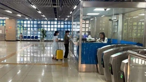 Người dân xếp hàng mua vé đi tàu.