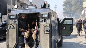 Các thành viên của lực lượng an ninh Syria tuần tra trên một con phố ở tỉnh Latakia, tây bắc Syria, ngày 9/3/2025. (Ảnh: Tân Hoa xã)