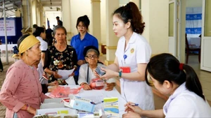 Khám bệnh, tư vấn sức khỏe, cấp thuốc miễn phí cho người dân góp phần bảo đảm quyền con người ở Việt Nam.