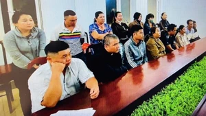 Các đối tượng tham gia đánh bạc tại cơ quan Công an.