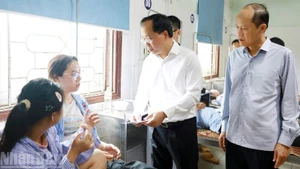 Đồng chí Nguyễn Duy Lâm, Bí thư Tỉnh ủy Hà Tĩnh đến thăm hỏi, động viên các nạn nhân.