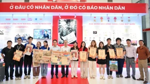 Độc giả vui mừng khi trên tay cầm những ấn phẩm đặc biệt của Báo Nhân Dân.
